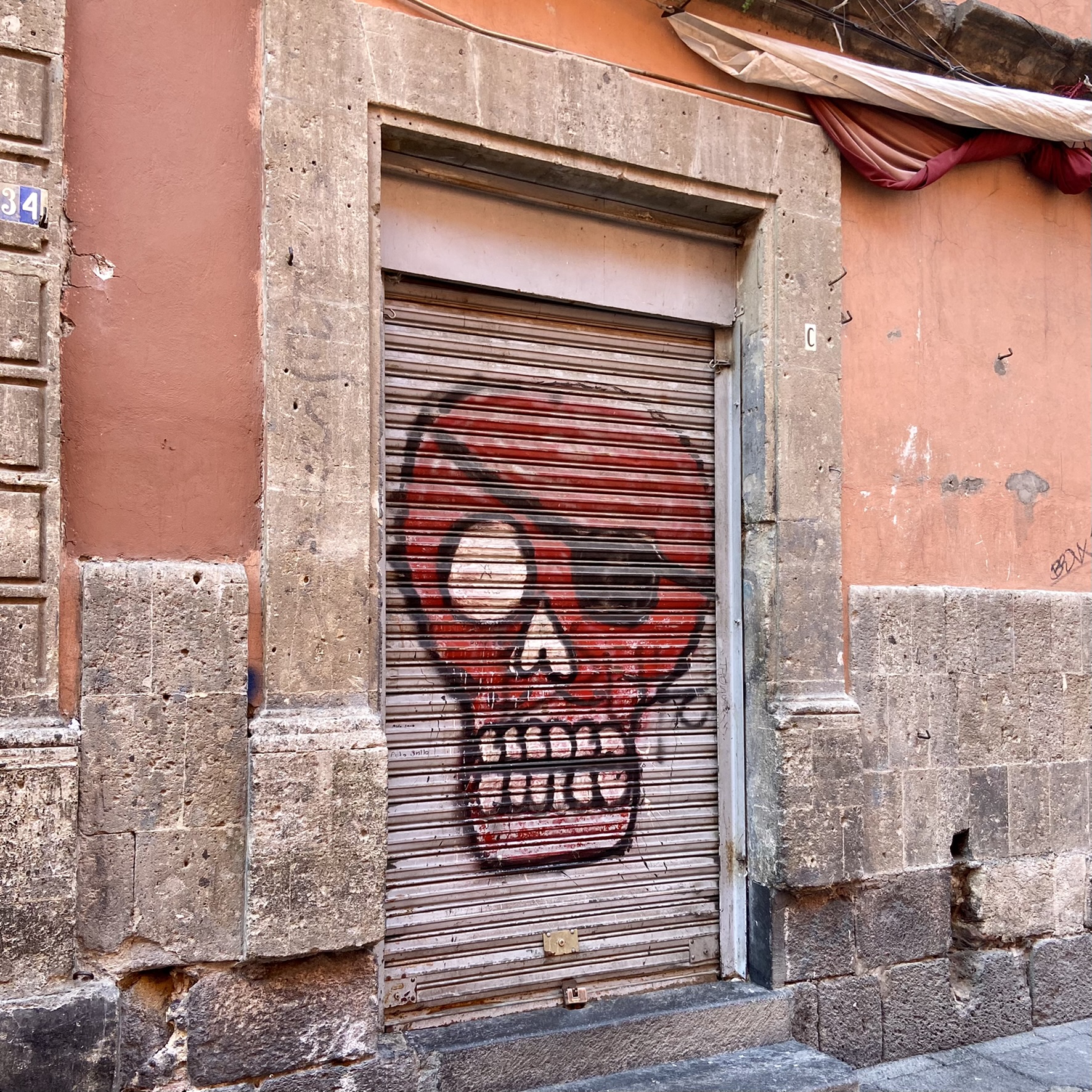 Skull street graffiti in centro historico